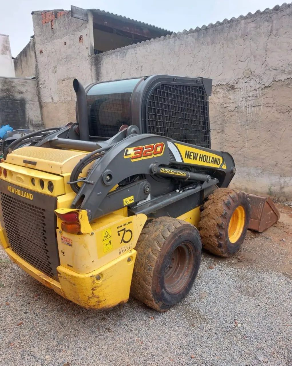 Minicarregadeira New Holland L320 ano 2020, com 4.800 horas, ar condicionado, em SP - Foto 2