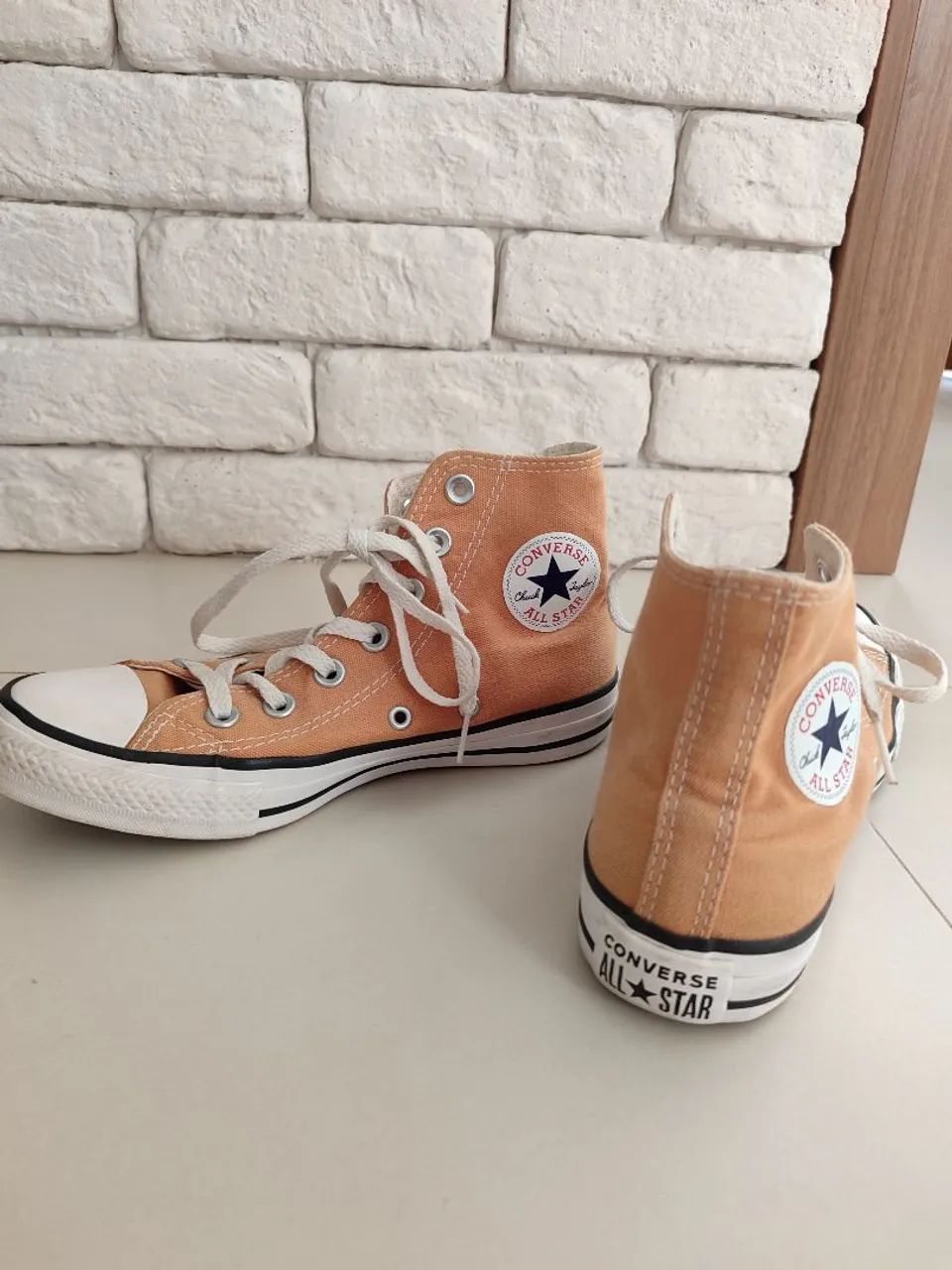 Tênis Converse Chuck Taylor All Star caramelo em lona de cano alto. - Foto 2