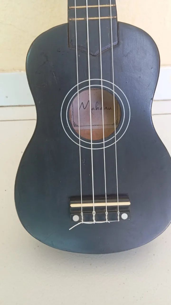 ukulele eletroacústico Maharu