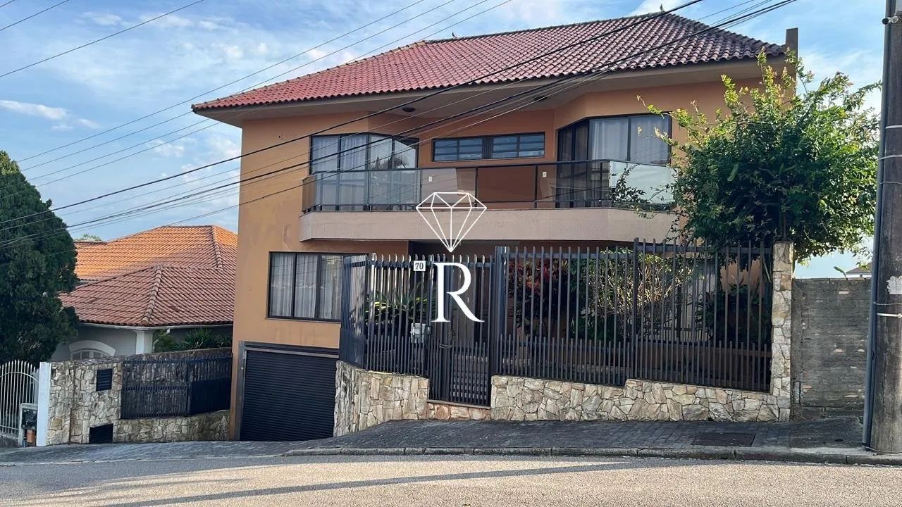 Casa com 3 quartos no bairro Itaguaçu.