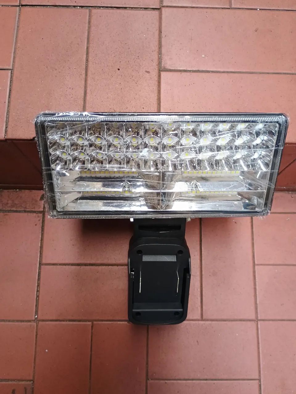 Luminária, lanterna, farolete 84 leds a bateria 