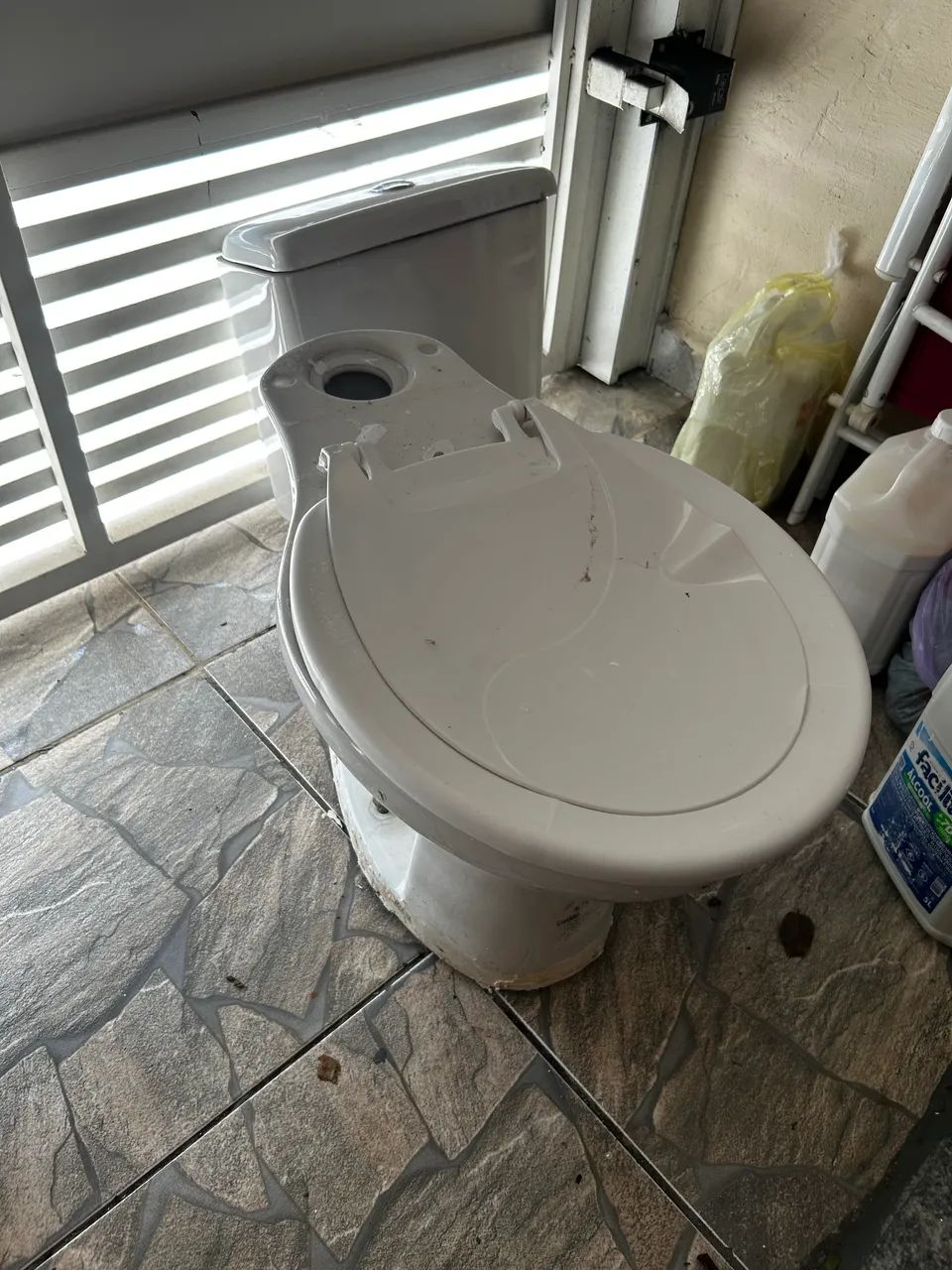 Vaso sanitário com caixa acoplada - Foto 3