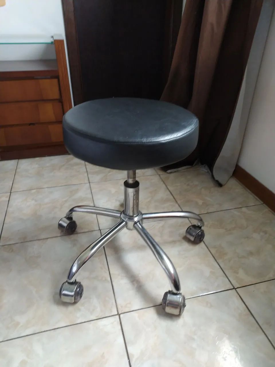 Banquinho de Salão com Rodinhas e Altura Regulável - Foto 2