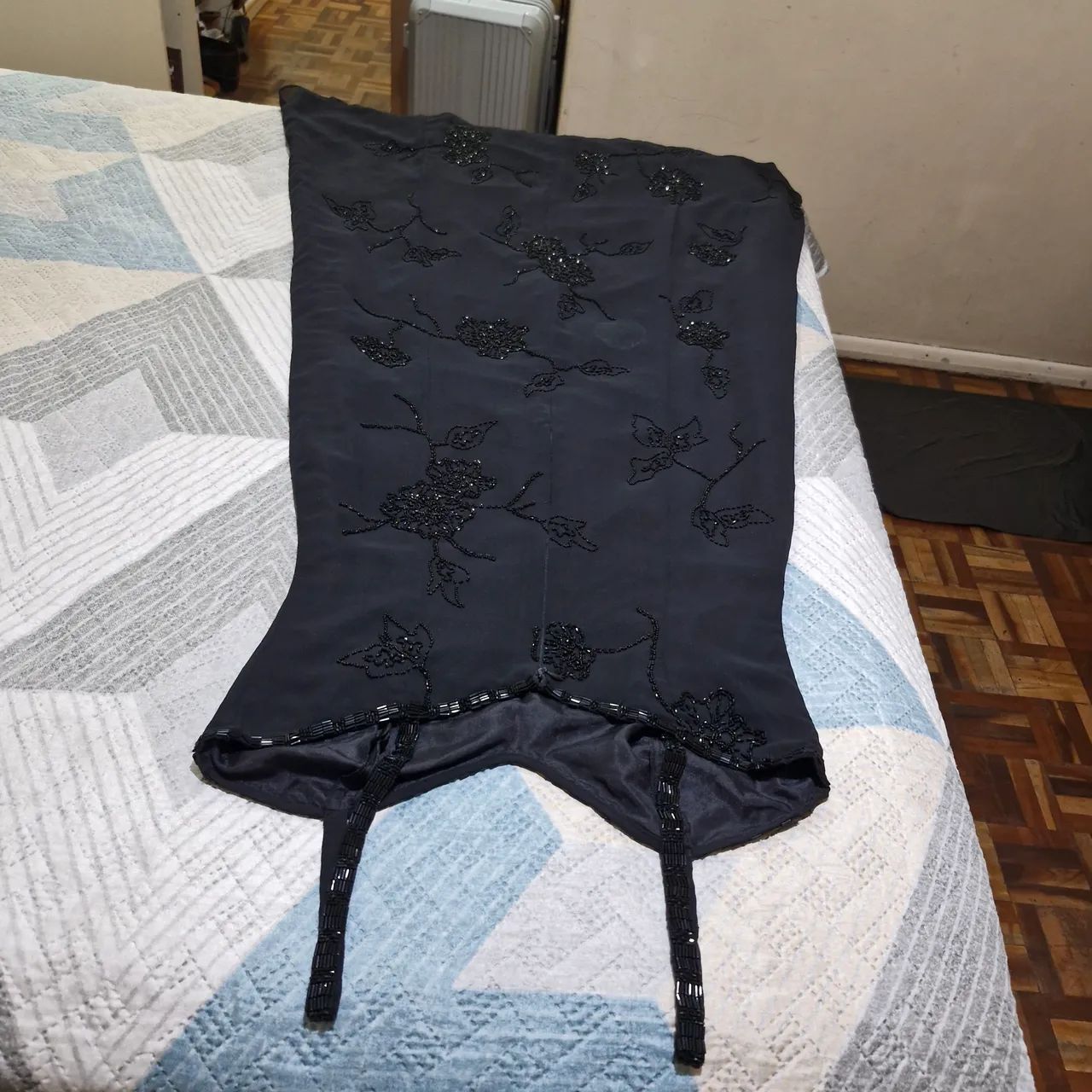 Vestido todo bordado com pedras. - Foto 3