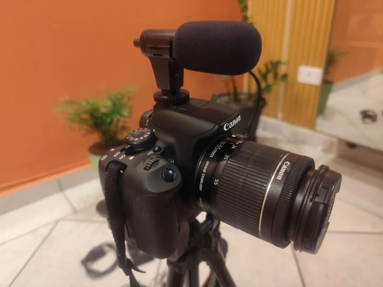 Camera Canon T5I lente 18-55mm microfone externo e microfone de lapela e tripe - Foto 3