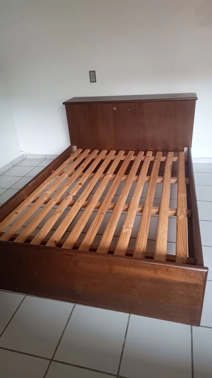 Cama de casal madeira maciça com baú 