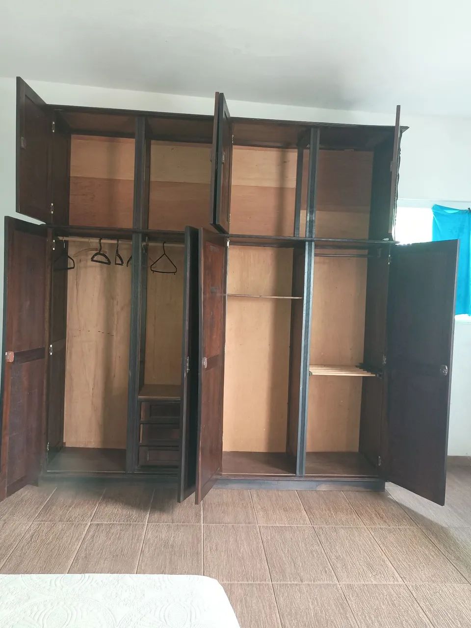 Guarda roupa de madeira maciça  - Foto 3