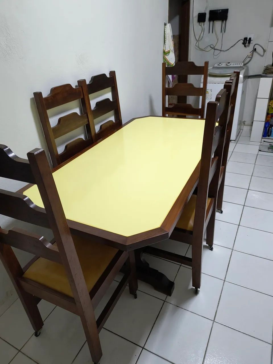 Mesa de jantar toda em madeira maciça ipê com 6 cadeiras com assento acolchoado e rodizios - Foto 3