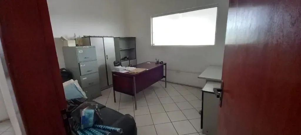 Galpão Comercial com 900 m² no Centro | 700 m² Cobertos + Escritórios - Foto 5
