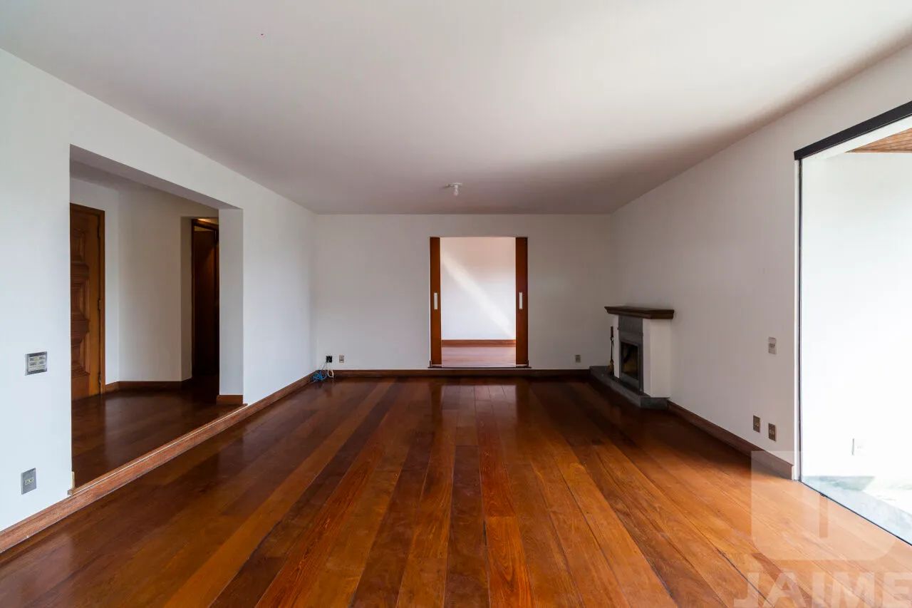 Apartamento clássico em rua tranquila e arborizada, 4 dormitórios sendo 3 suítes e 4 vagas - Foto 3