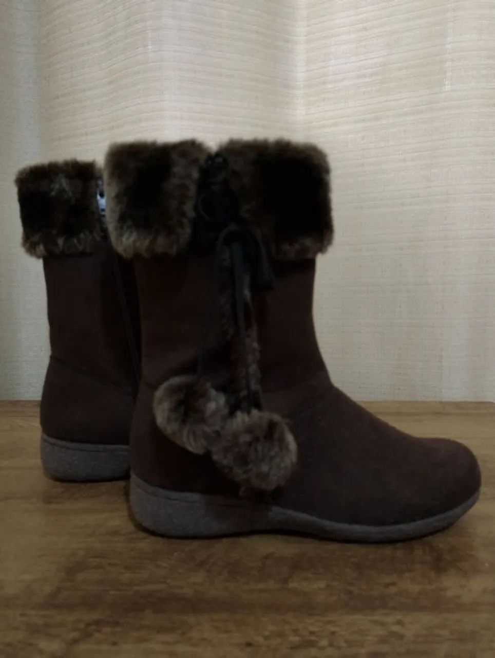 Bota feminina cano médio aveludada com forro e detalhe externo