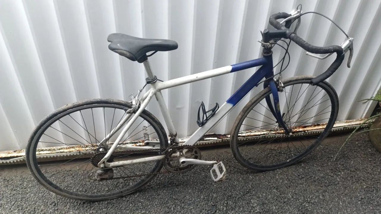 bicicleta de ciclismo muito bem conservada funcionando perfeitamente 