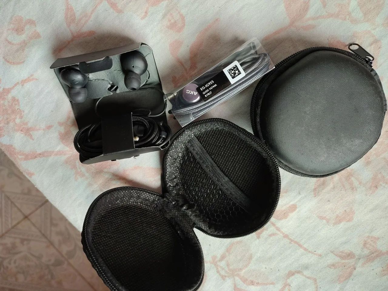 Fone de ouvido (primeira linha) AKG.