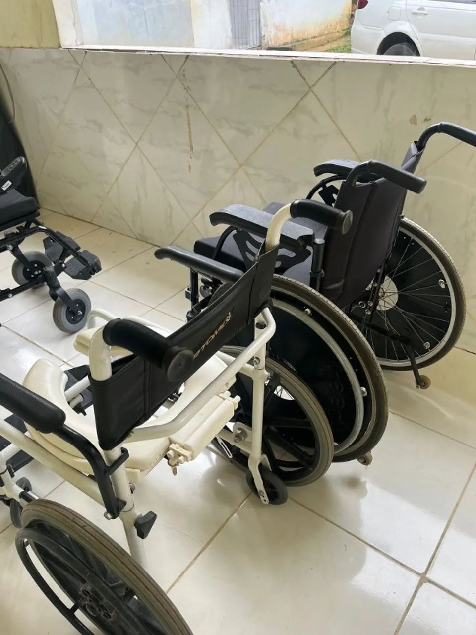 vende-se duas cadeiras, de rodas e banho - Foto 2