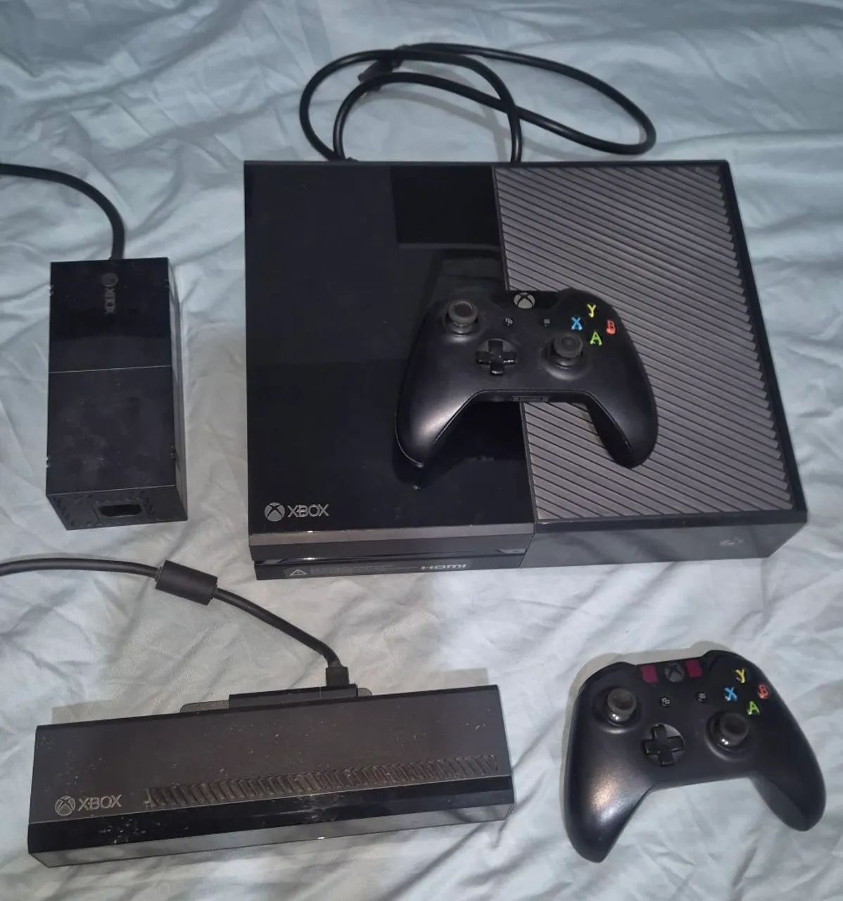X BOX ONE 500GB, 2 controles, Fonte, cabos  KINECT e 9 CD de jogos - Foto 2