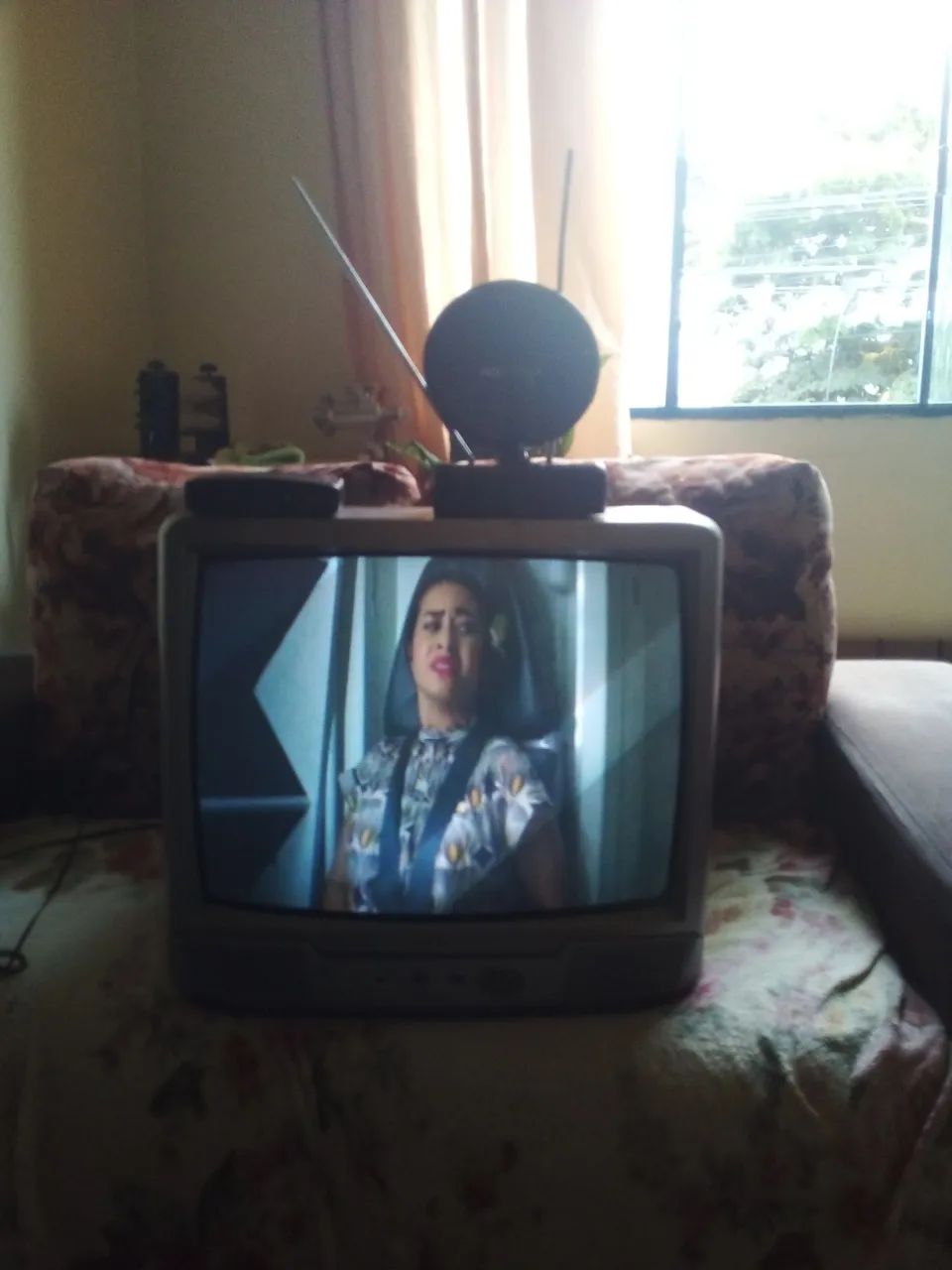 Tv usada bom estado com conversor e antena - Foto 4