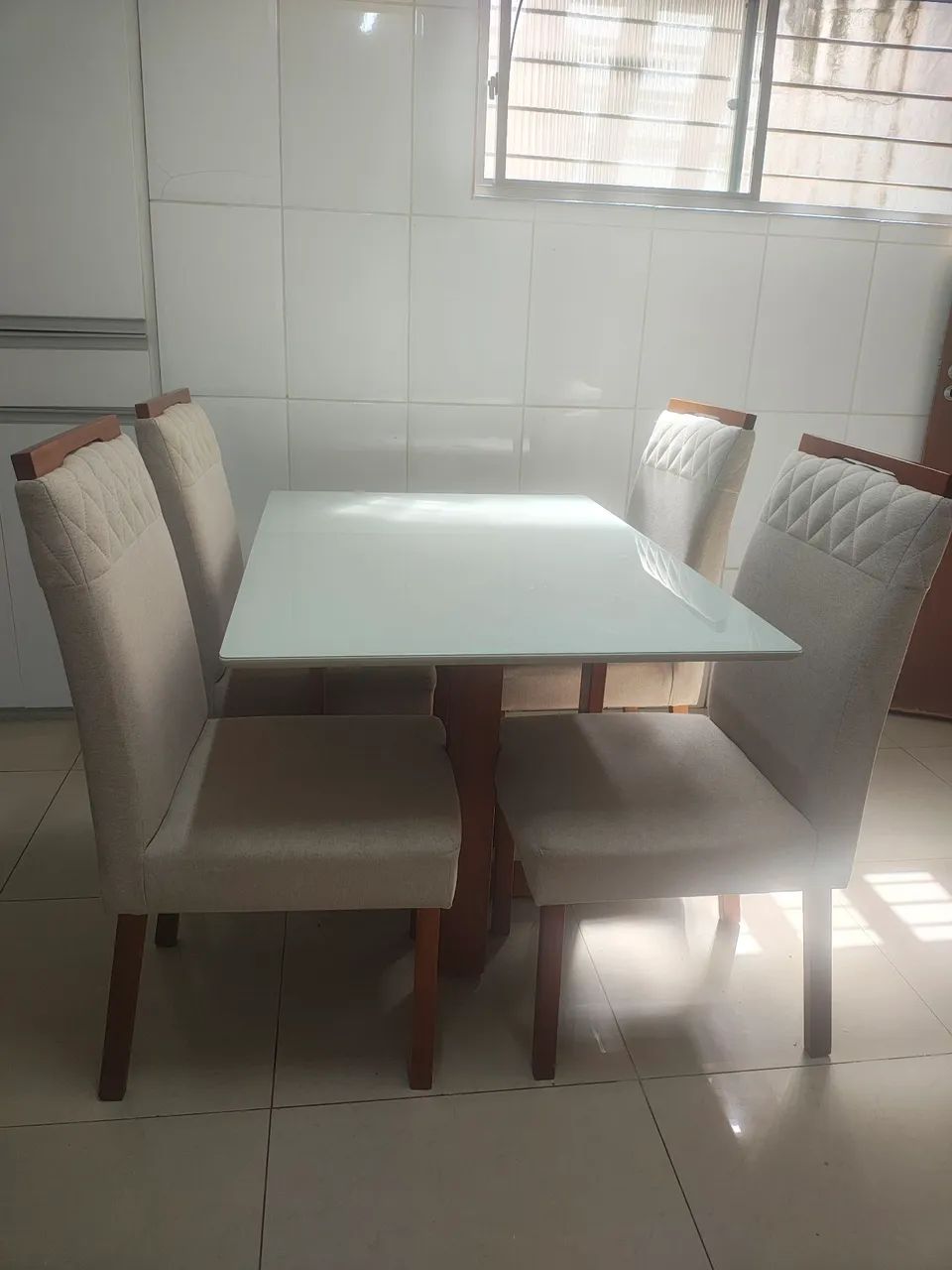 Mesa de 4 cadeiras com tampo de vidro - Foto 2