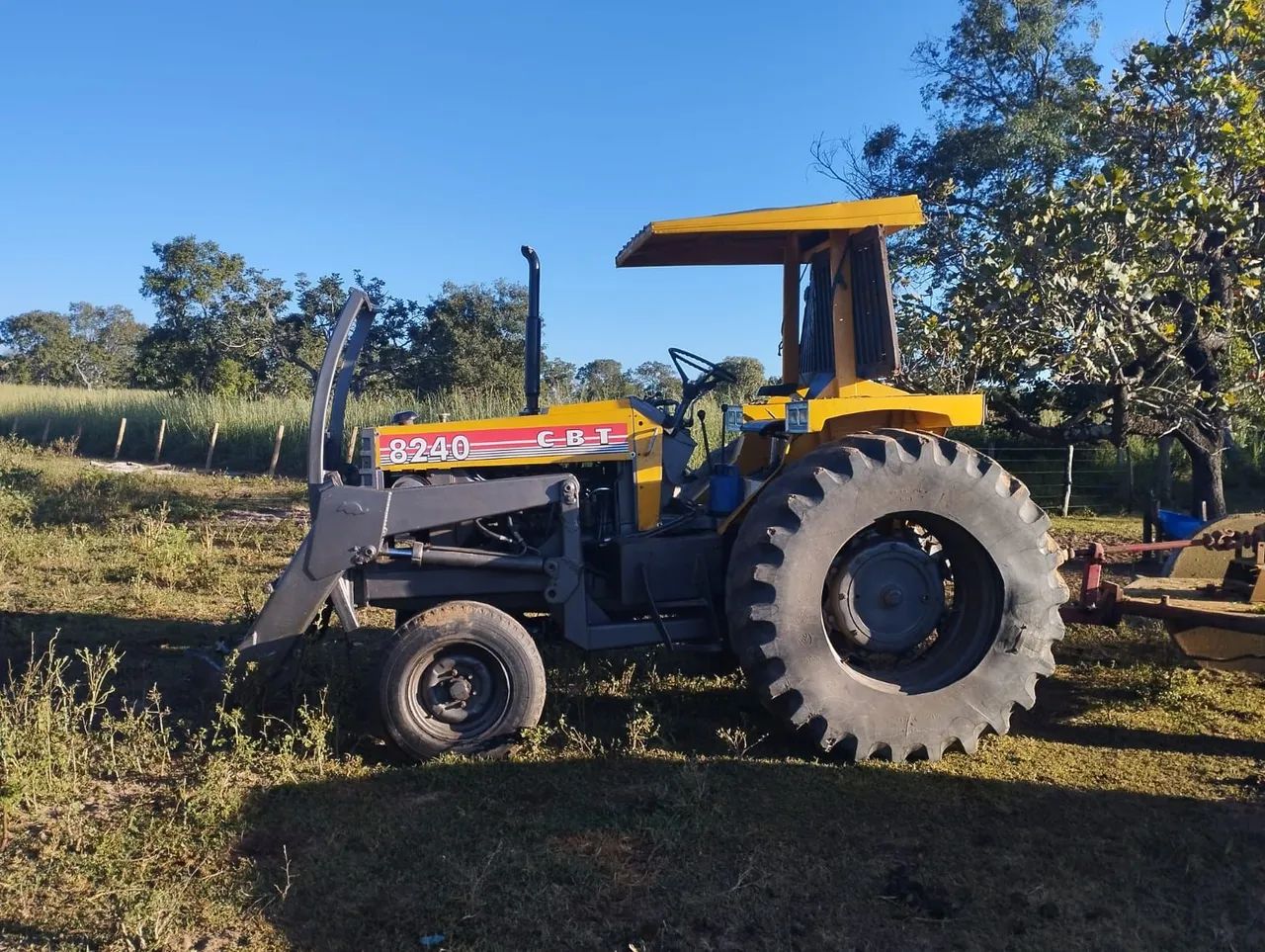 Trator CBT 8240 com lâmina e calcariadeira de 5 toneladas. - Foto 5