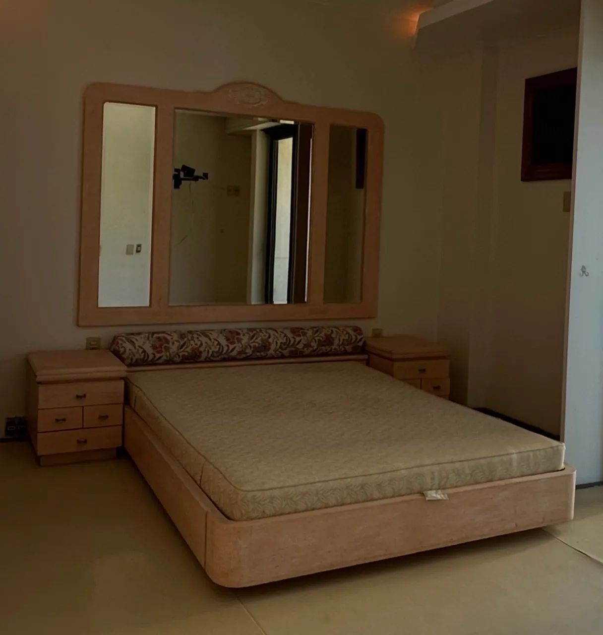 Cama com cabeceira e espelho - Foto 2