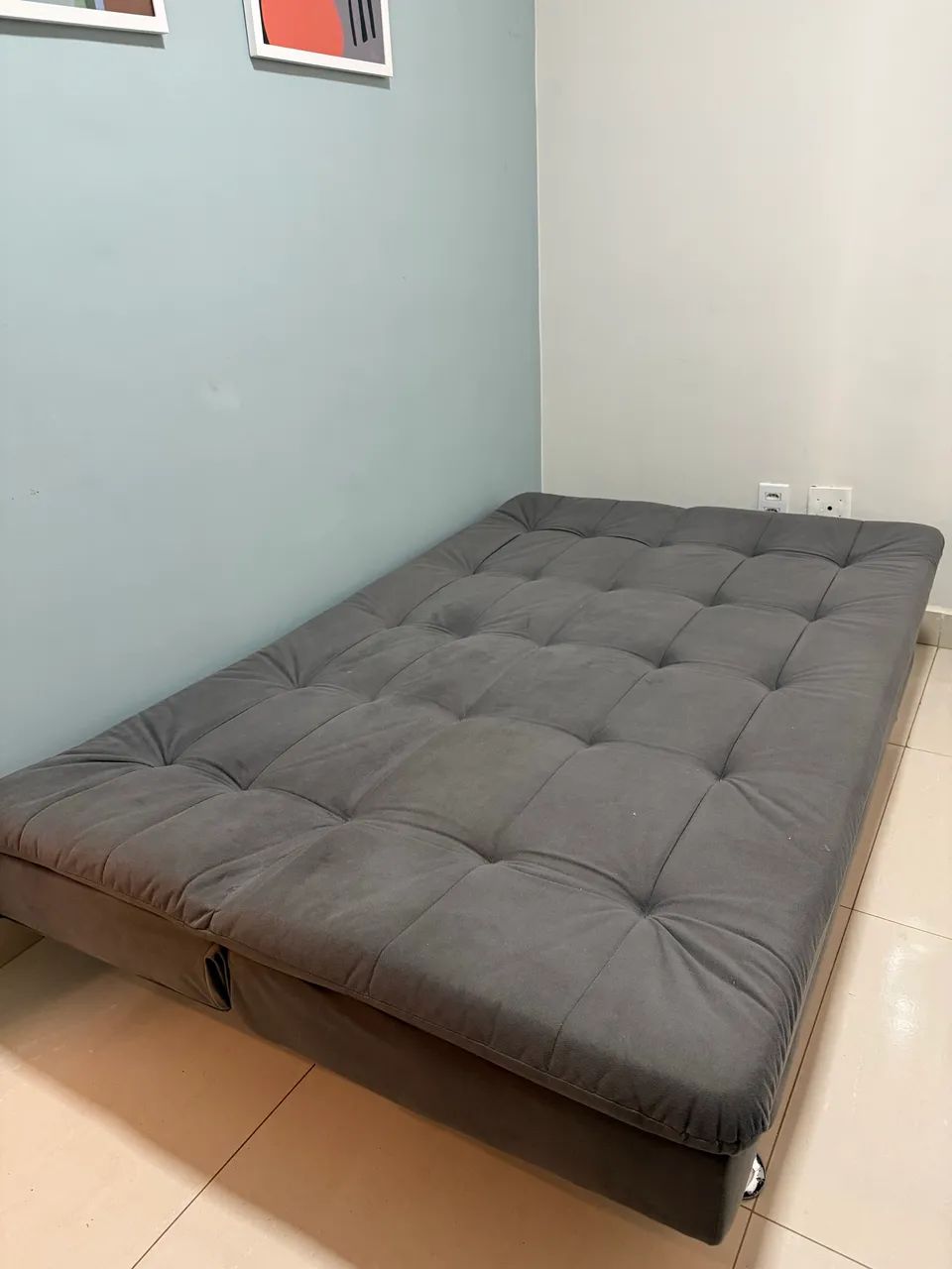 Sofá cama cinza em suede POUCO USADO - Foto 2