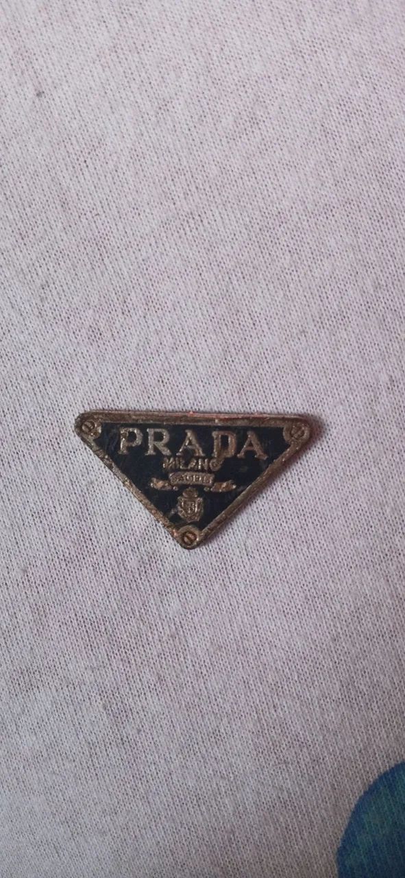 ? : "Placa Logotipo Prada Triangular Original - Para Restauração / Upcycling".