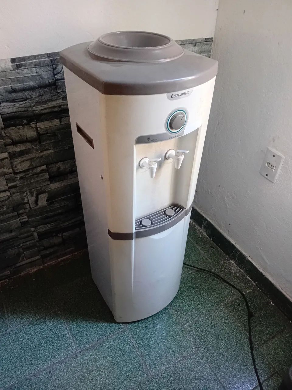 Bebedouro refrigerado de galão 220v - Foto 3