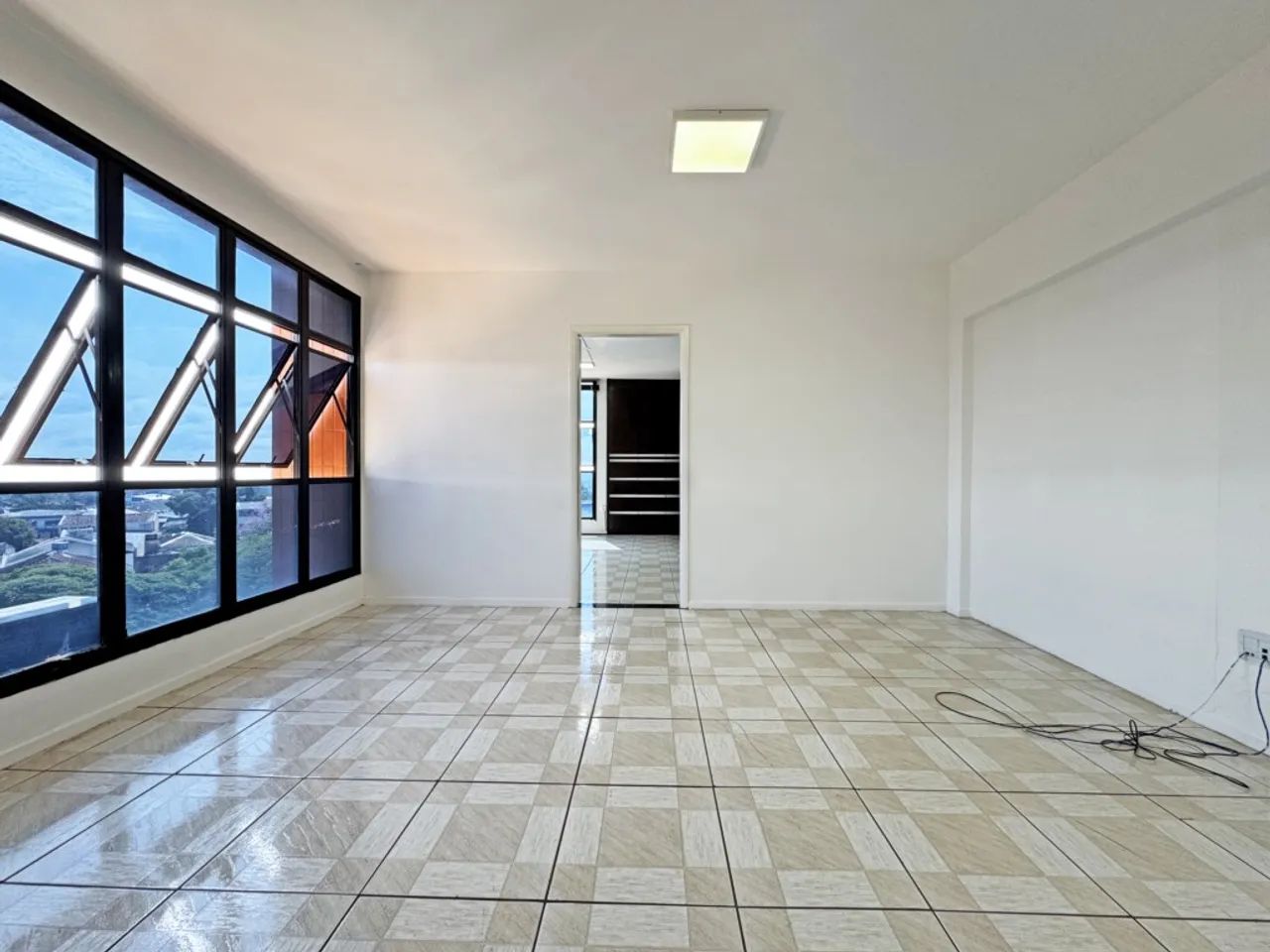 Sala comercial para alugar no Centro Médico Santa Rita em Maringá com recepção, 3 salas e 