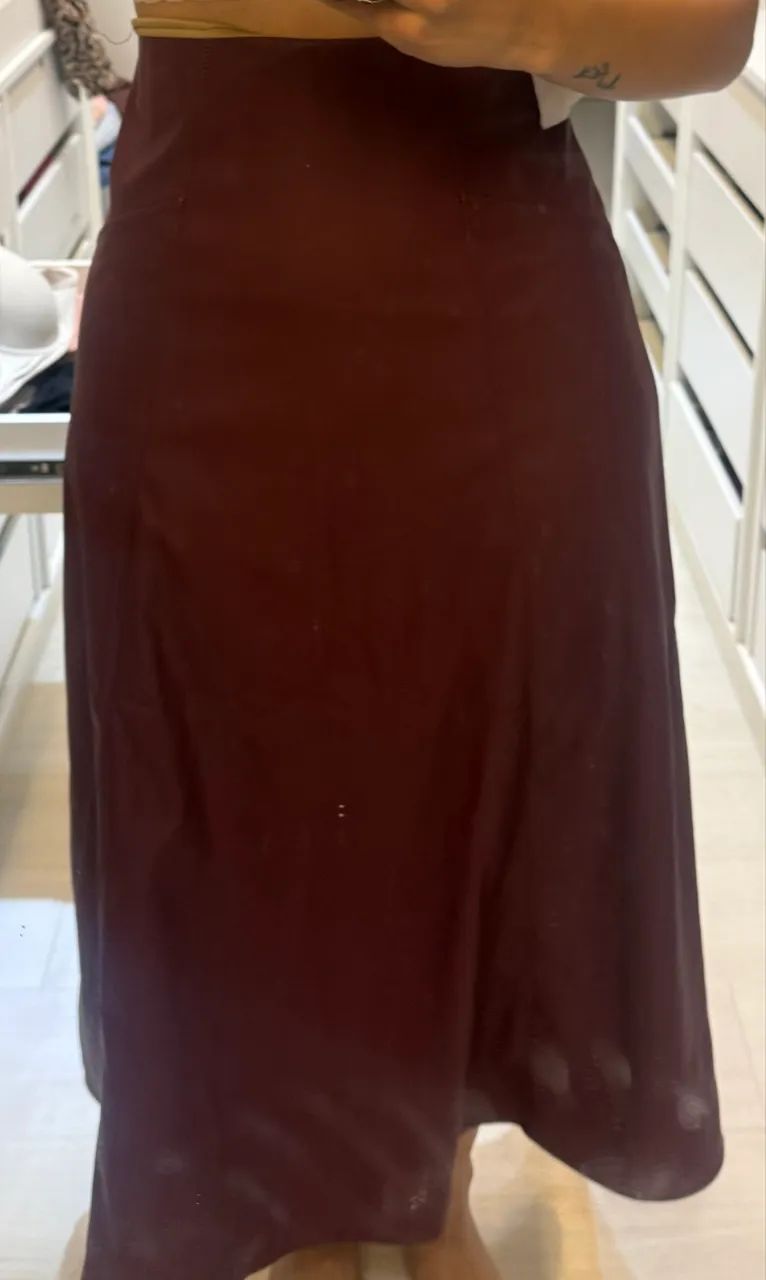 Saia em couro fake godê marsala - Foto 4