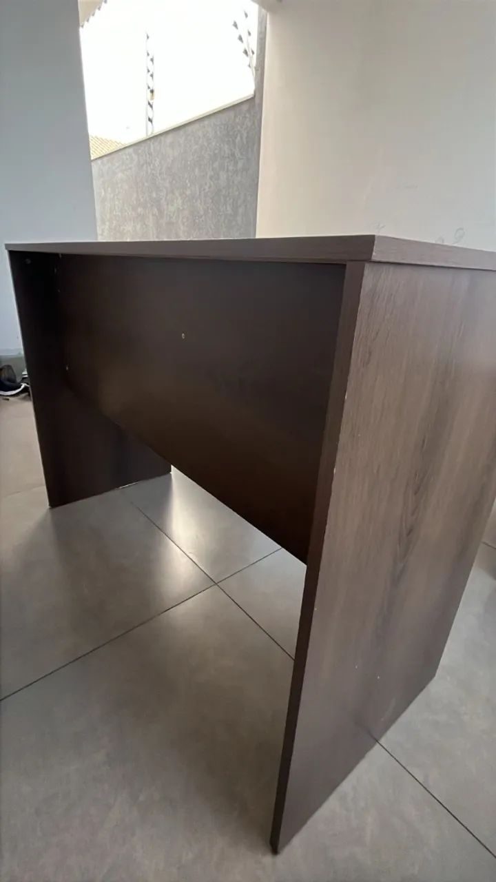 Mesa com gaveta - semi novo - Pc Notebook Móveis de escritório - Foto 4