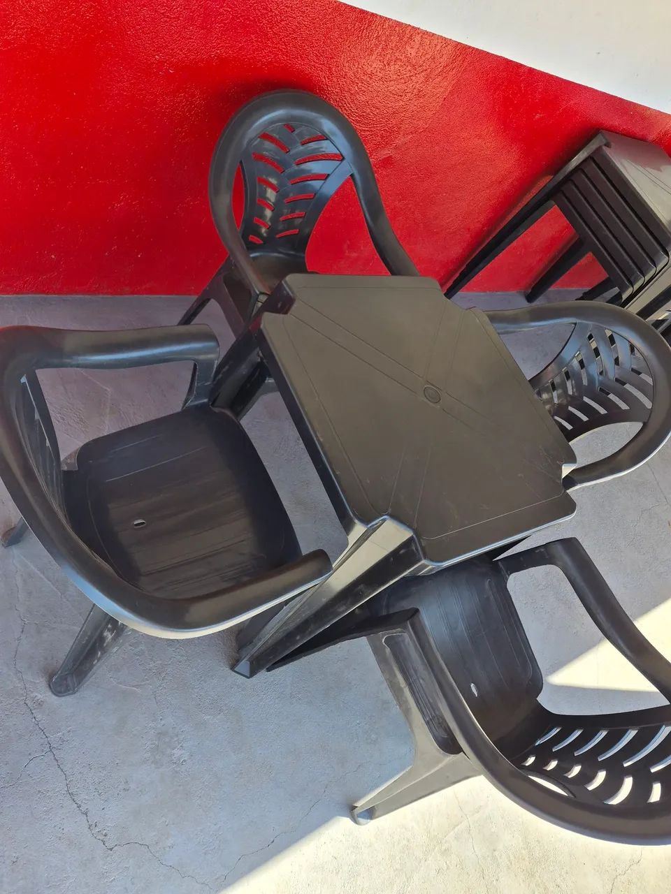 Jogo de mesa com 4 cadeiras plástica  - Foto 3