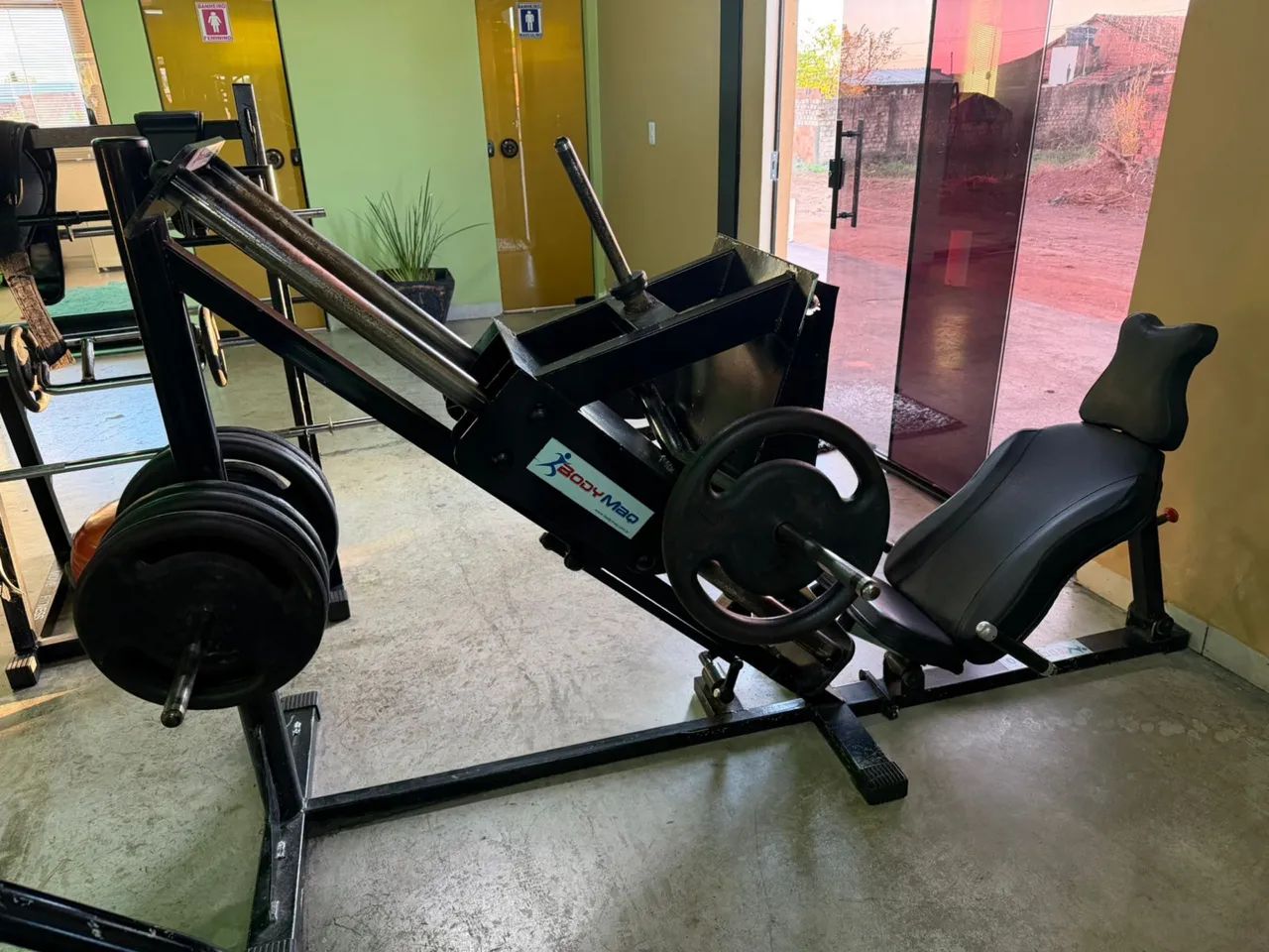 Cadeira adutora e abdutora conjugada e leg press