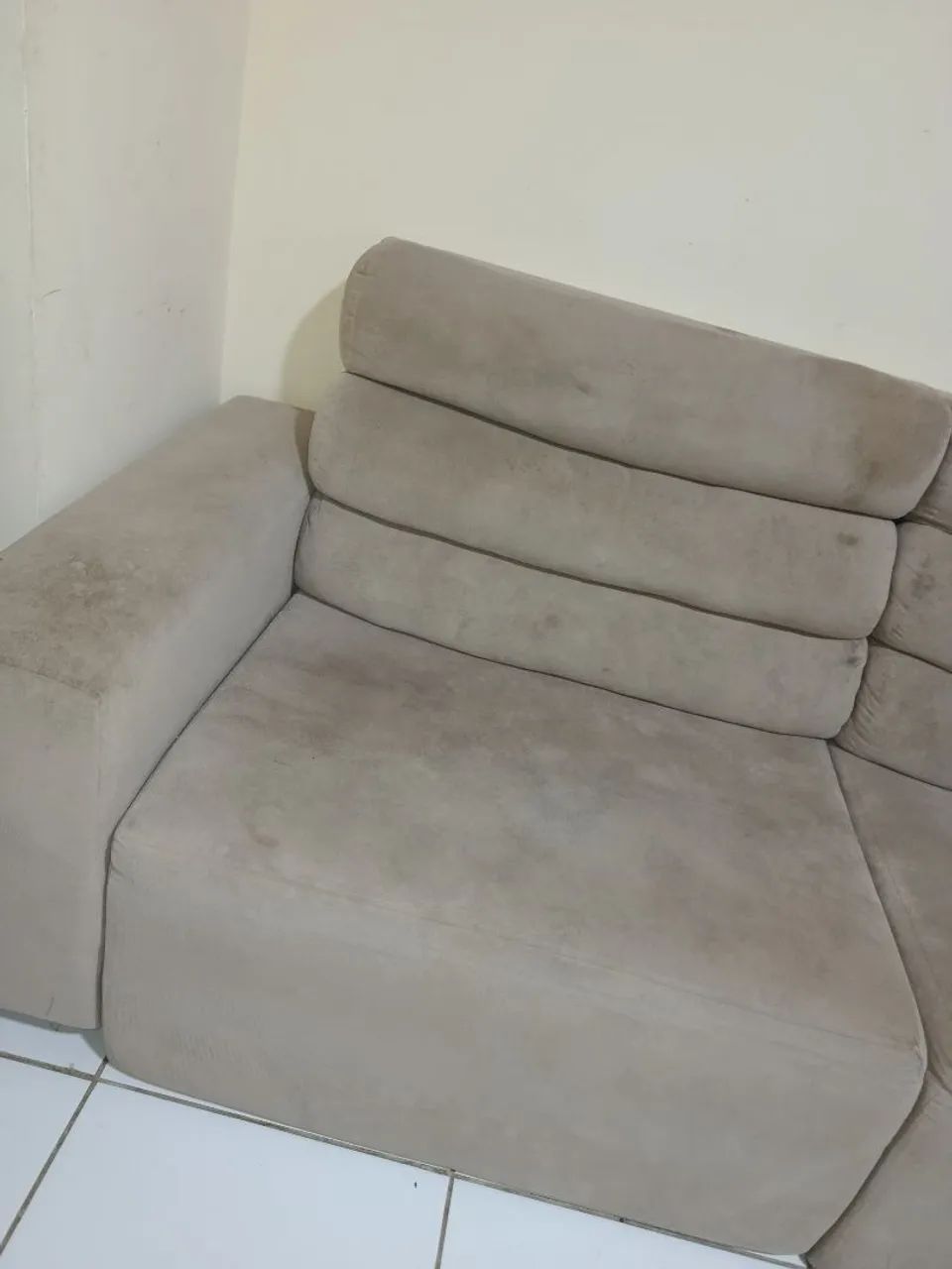 Sofá retrátil e cadeiras 