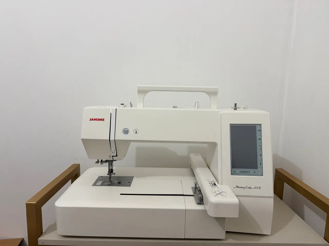 Máquina eletrônica de bordar janome 400e 