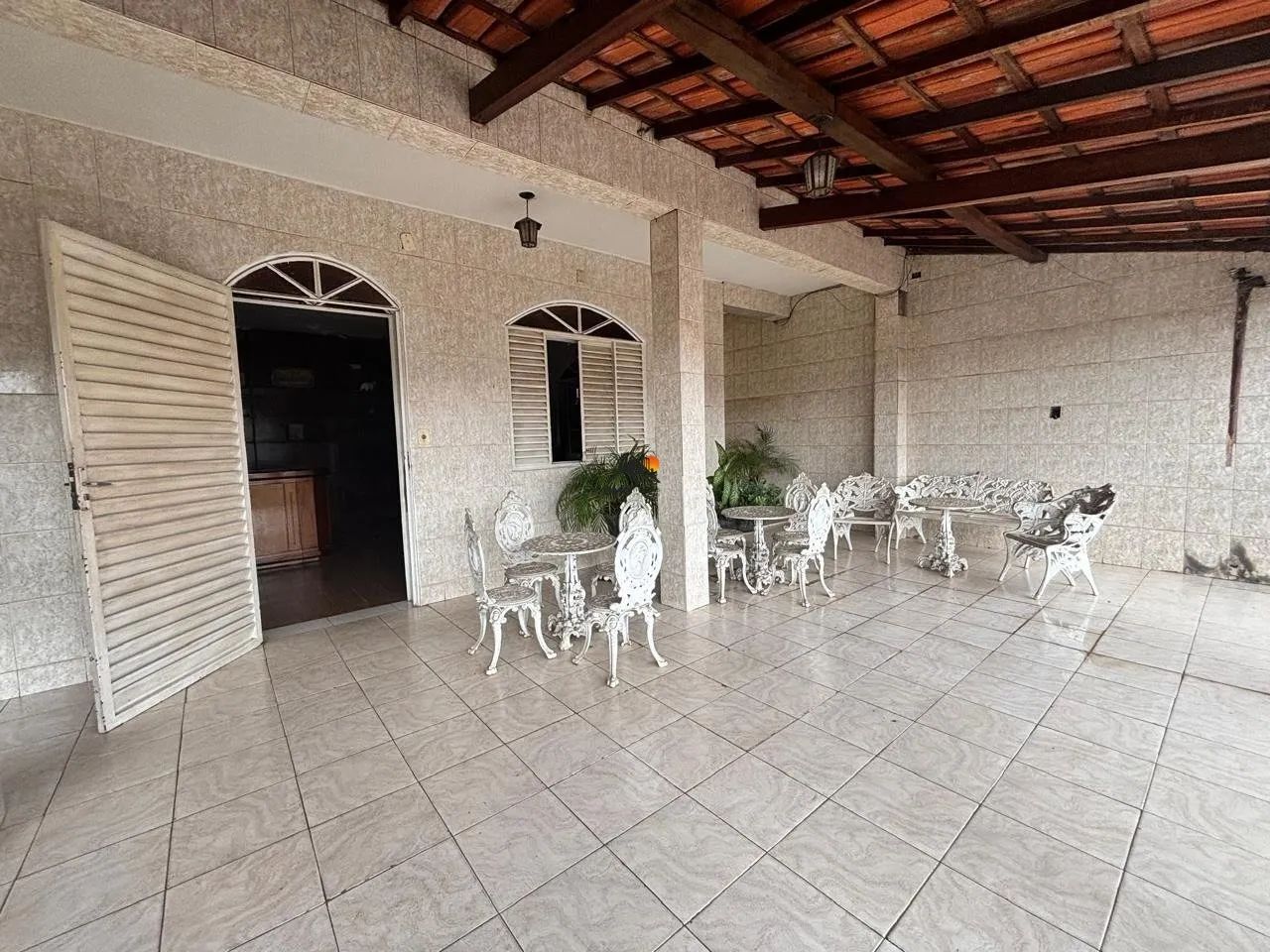 CASA COM 6 QUARTOS, BAIRRO EUROPA / CANDELÁRIA