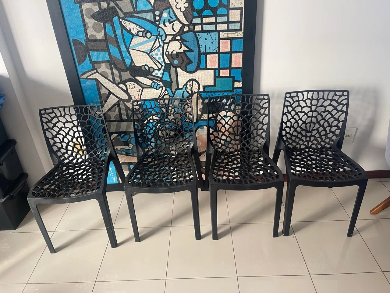 Vende-se 4 cadeiras toda de PVC