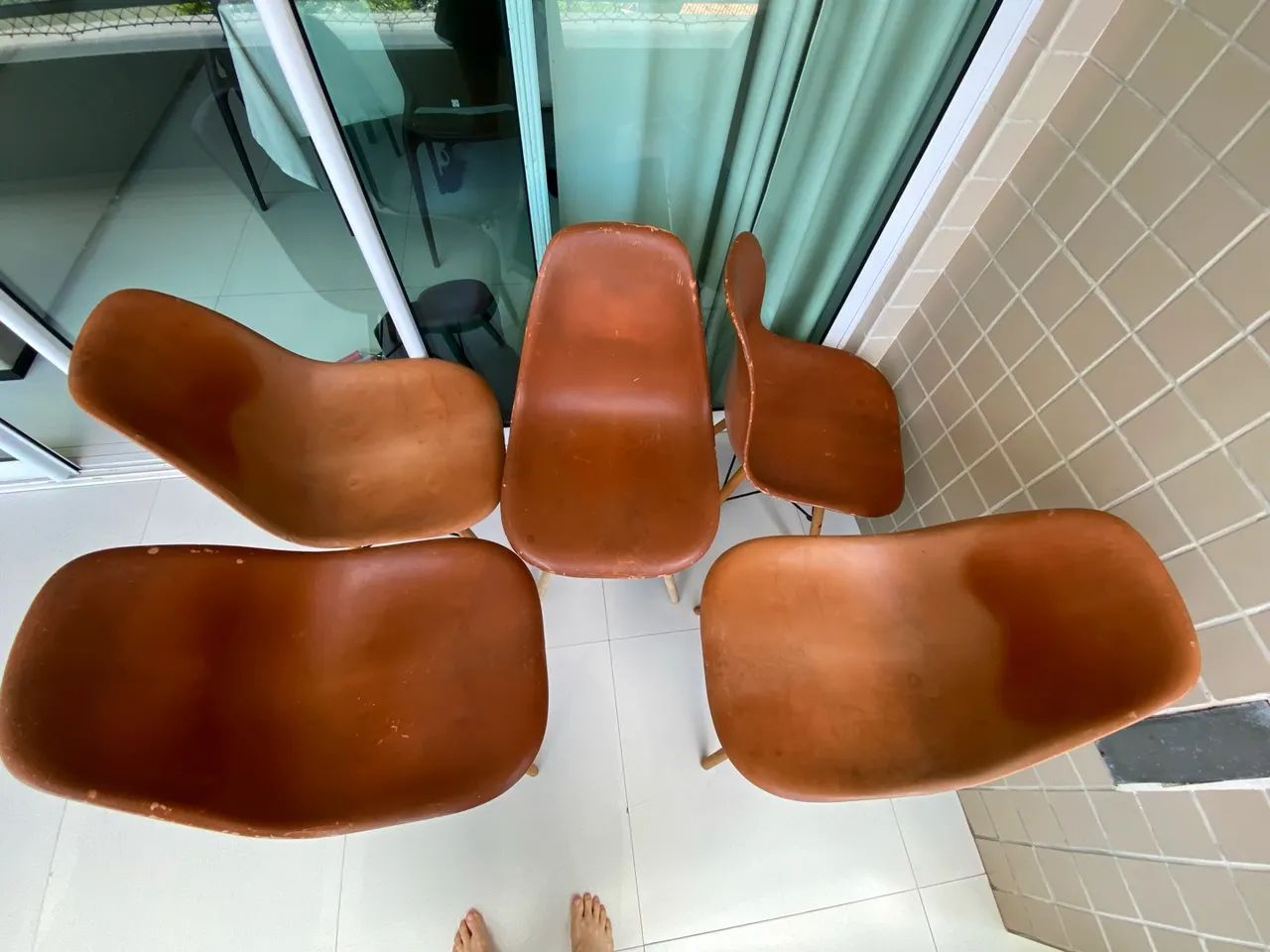 Kit 5 Cadeiras Estilo Eames com Pés de Madeira - Foto 3