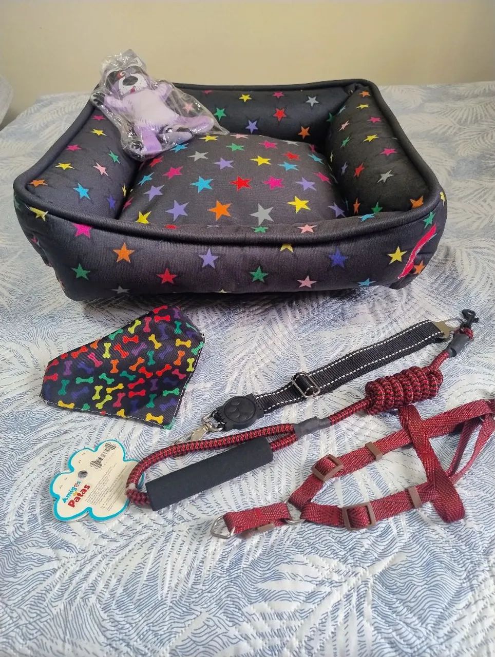 Cama + brinquedo + peitoral e guia para caes