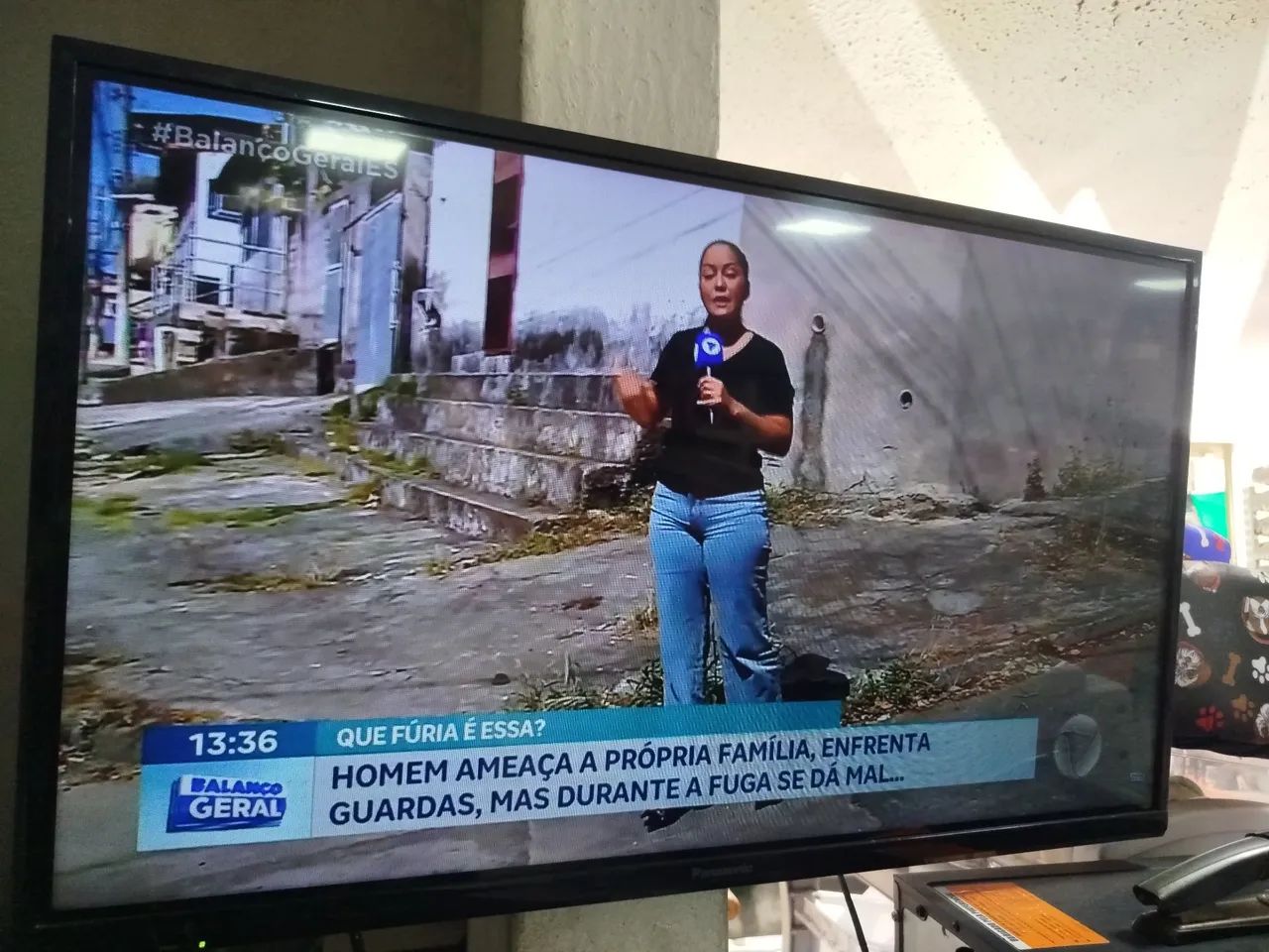 TV 32polegadas,  não é smart.
