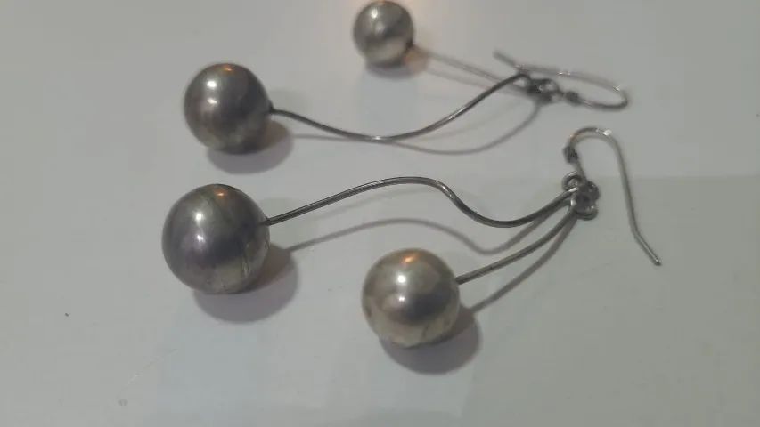 brincos em prata de gancho com pingente de bola - Foto 2