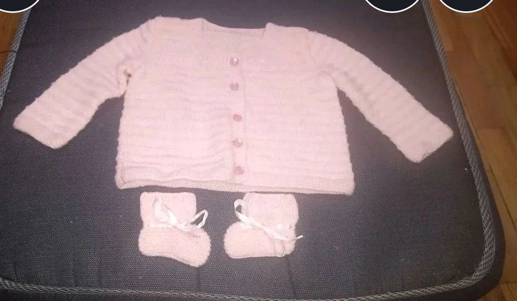 Conjunto de 02 casaquinhos com sapatinho de lã feito a mão e 04 pares sapatinhos infantis  - Foto 3