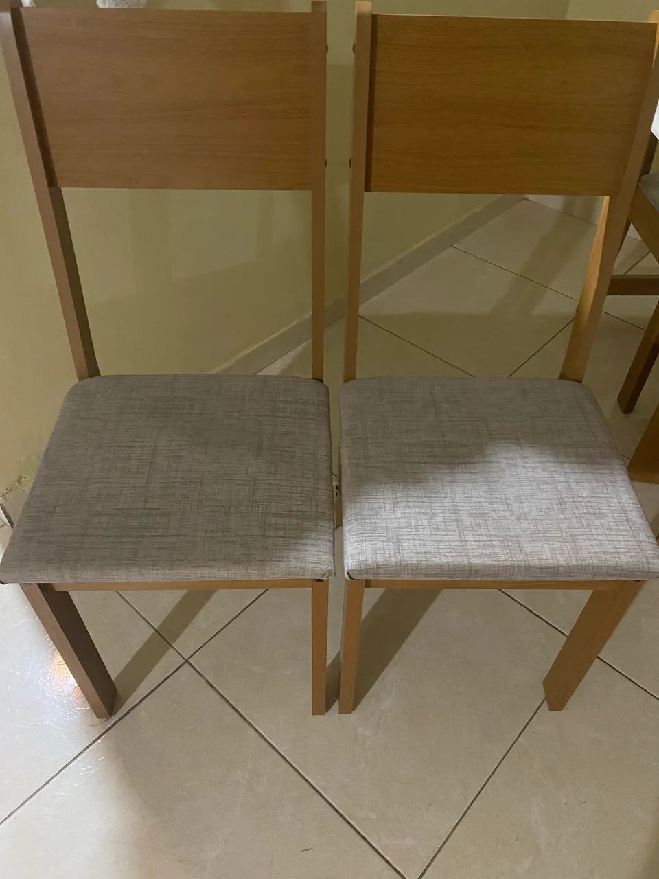 Selling a new dining table set64985887770370122