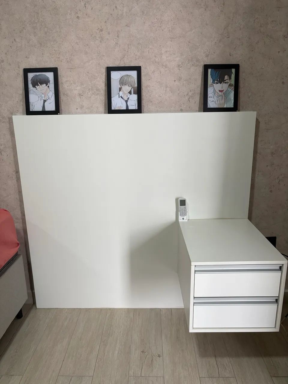 Cabeceira com criado mudo 