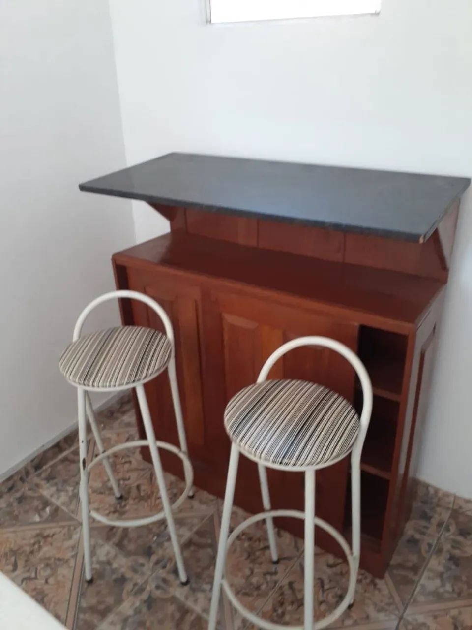 rack angelim com pedra mármore e duas  baktas