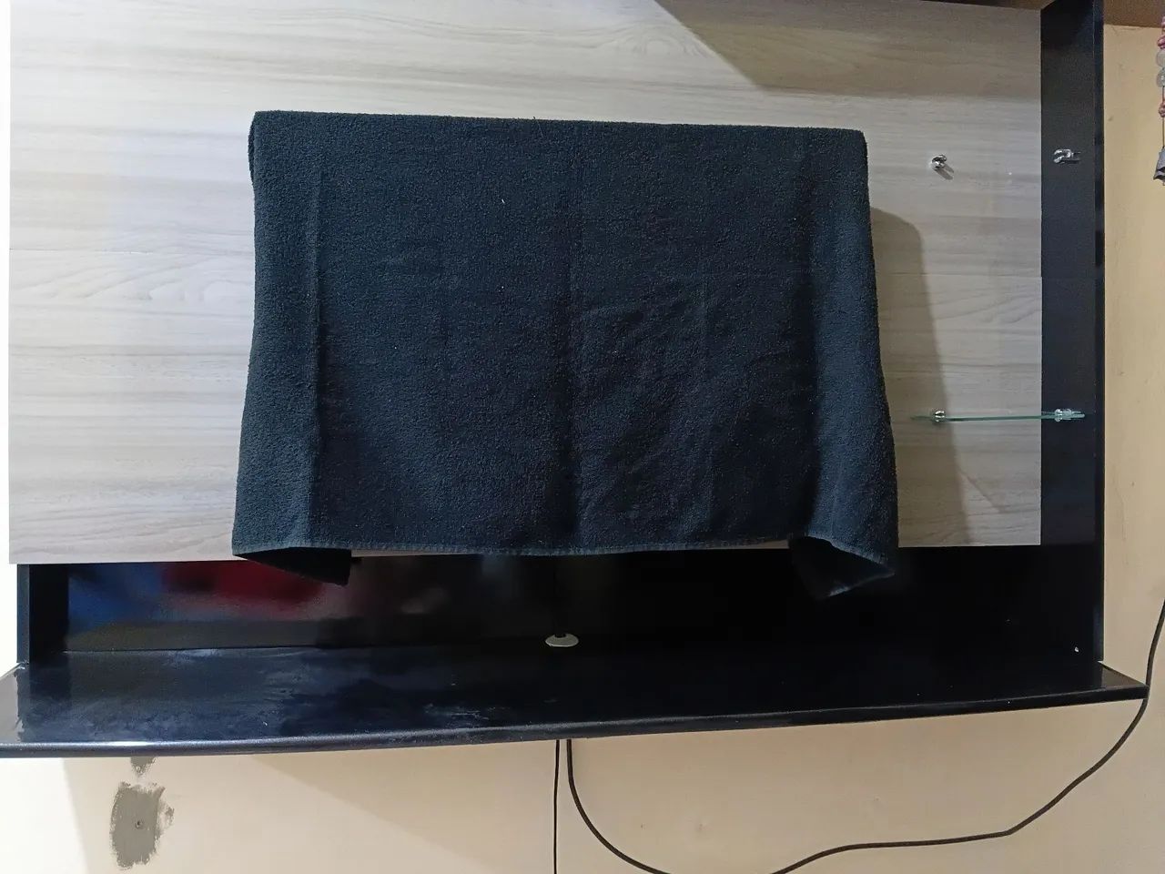 Painel para TV de a partir de 32 polegadas,com pratileirinha de vidro e bancada. - Foto 2