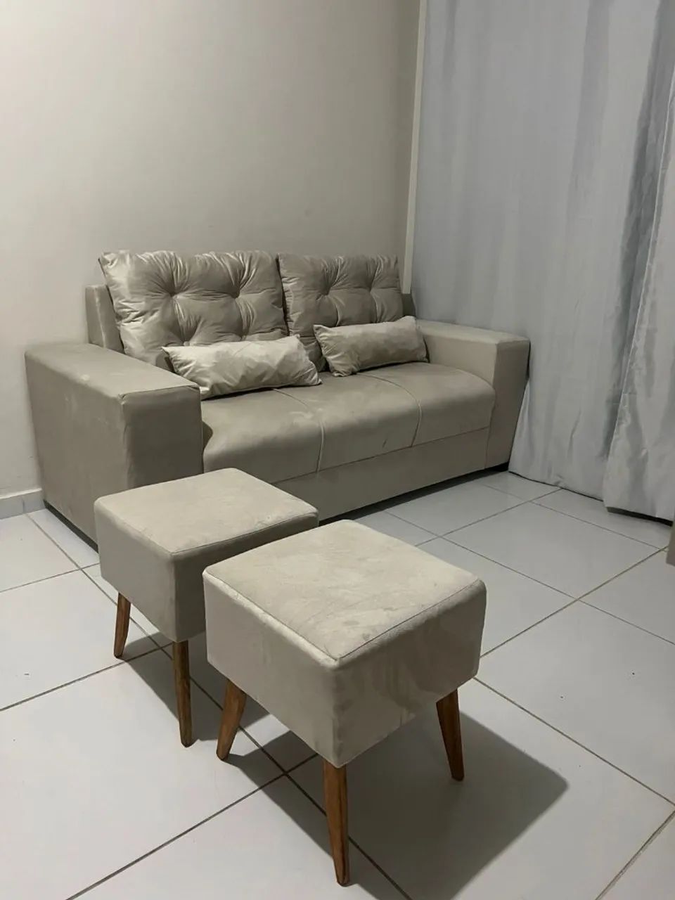 Kit sofá 3 lugares com 2 pufes retrô 2 almofadinhas!