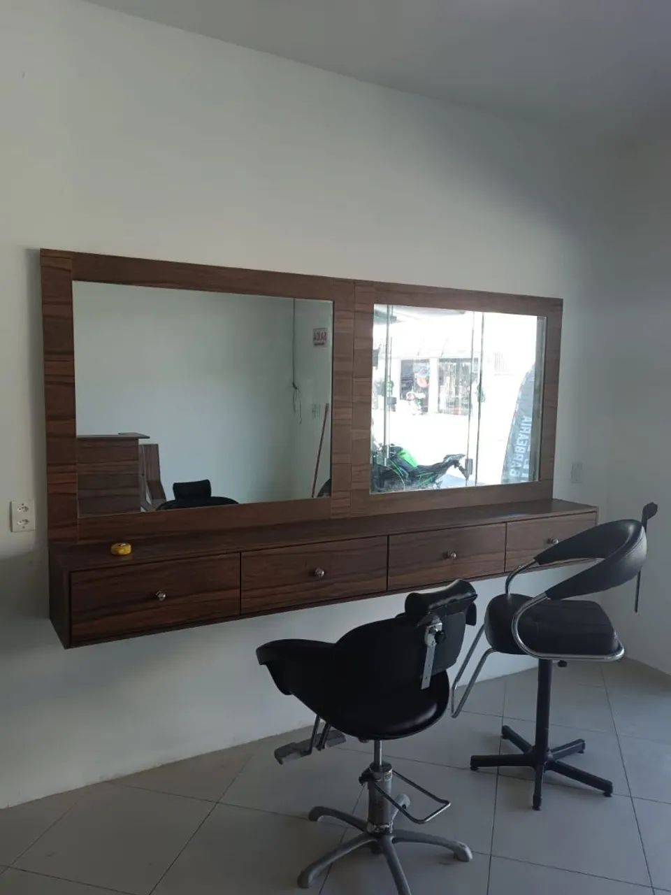Prateleira e balcão para barbearia/ salão de beleza  - Foto 2
