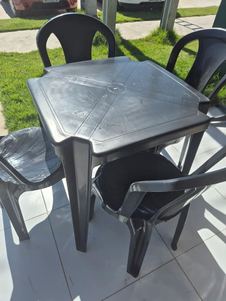 Mesa de Plástico c/ 4 cadeiras - Foto 2