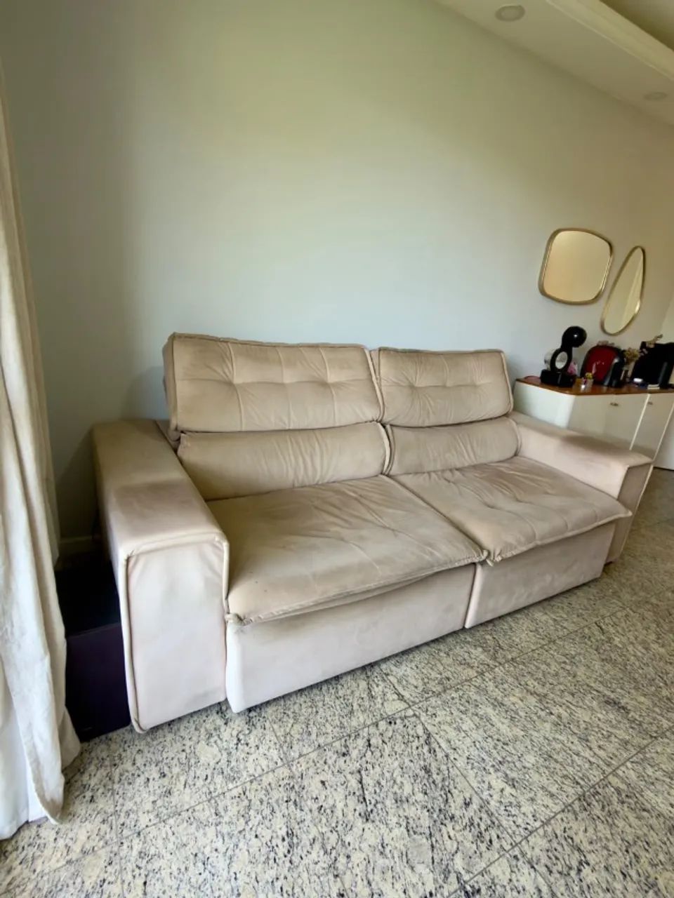 Sofá retrátil 3 lugares bege - assentos amplos - Foto 3