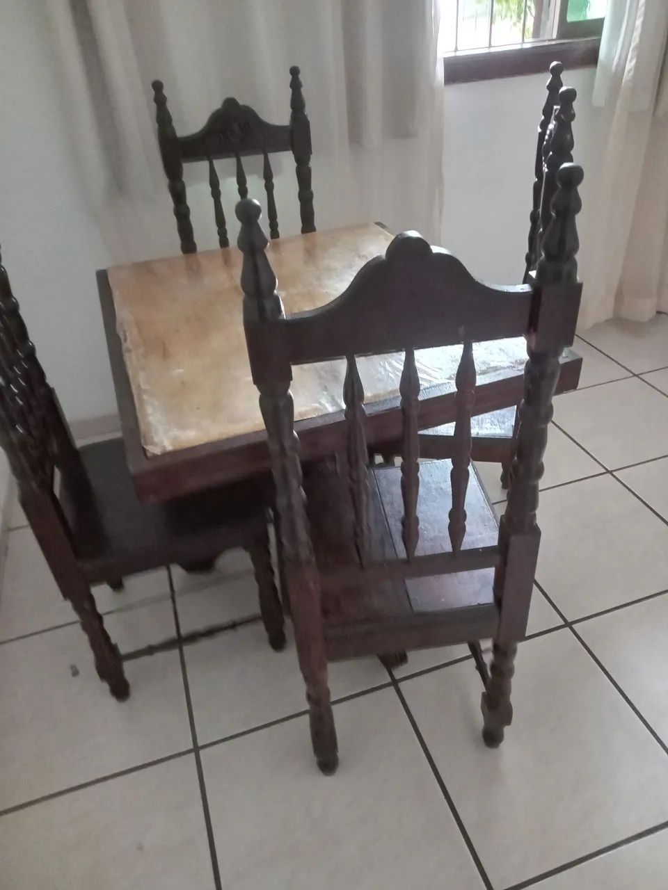 Vendo uma mesa em mecânica com 4 cadeiras mesa em madeira  - Foto 3