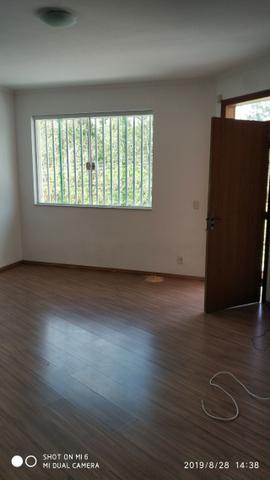 Kitnets com cômodo amplo para dois ambientes (sala e quarto), cozinha com gabinete - Foto 4